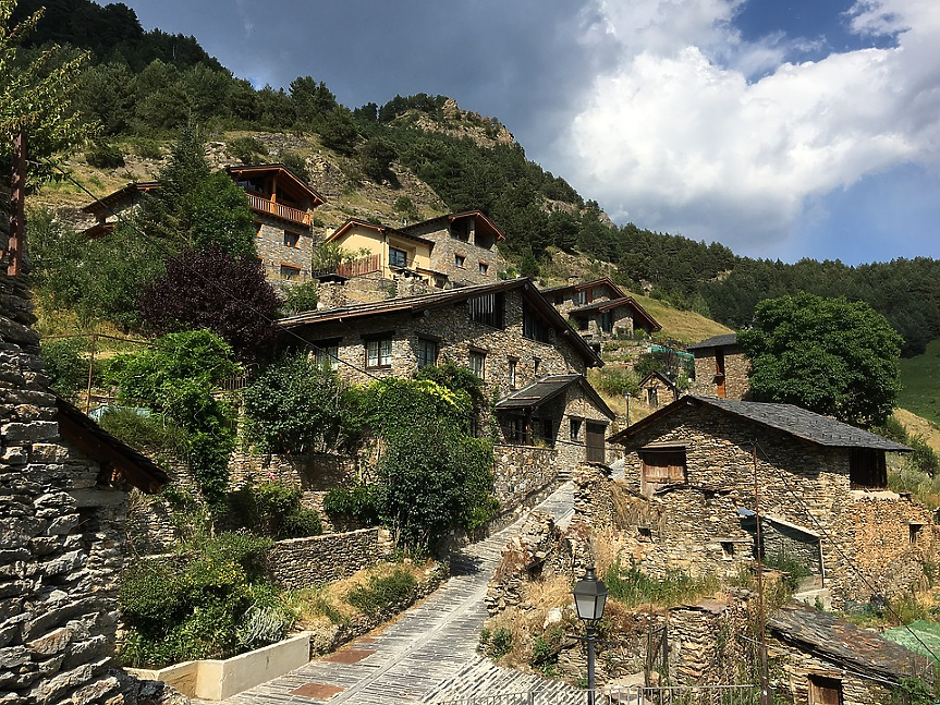 Андора привлича много туристи, както и инвеститори заради ниските си данъци.