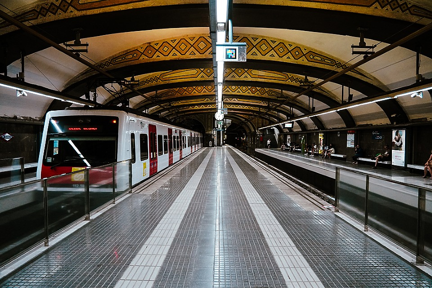 Скрити дълбоко под оживените улици на Барселона се намират 12 „призрачни станции“ на метрото. Те са идеалната атракция за почитателите на зловещите истории.