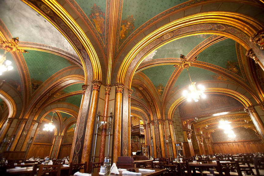 Caru'cu Bere е в топ 10 на най-легендарните ресторанти в света. Той пленява с уникалното си съчетание от румънска кухня и готическа възрожденска архитектура.