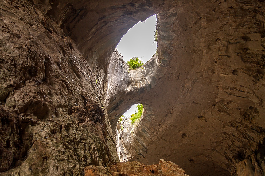 Пещера Проходна е естествено осветена от огромните входове и от естествените отвори в тавана - “окна”. Именно "окната" правят феномена "Божиите очи".