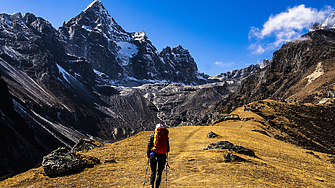 Непал слага чип на всички алпинисти