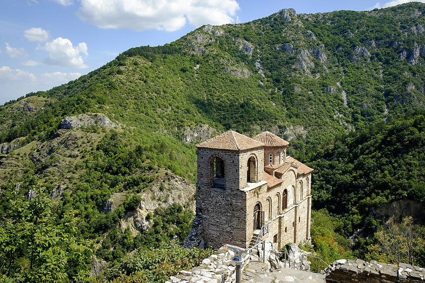 Асеновата крепост с укрепената църква „Света Богородица Петричка“ е съществувала още по времето на траките, преустроена е от Византия и впоследствие от цар Иван Асен II.