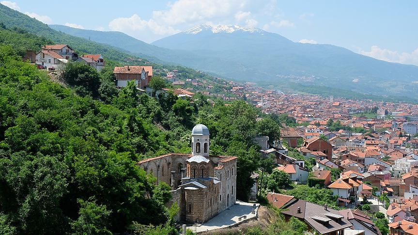 Република Косово е частично призната държава - деветата най-малка страна в Европа. Площта й е 10 909 кв. км.