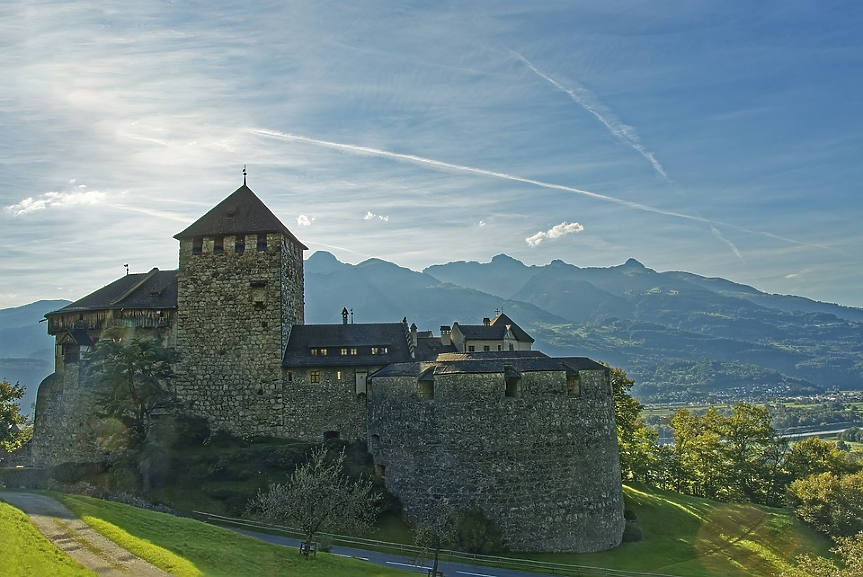 Това е единствената държава на земята с изцяло алпийска територия. Цялата западна граница на Лихтенщайн е образувана от река Рейн.