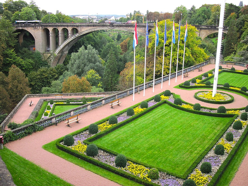Официалната власт в страната се нарича Великото херцогство Люксембург, което го прави единственото суверенно херцогство в света.