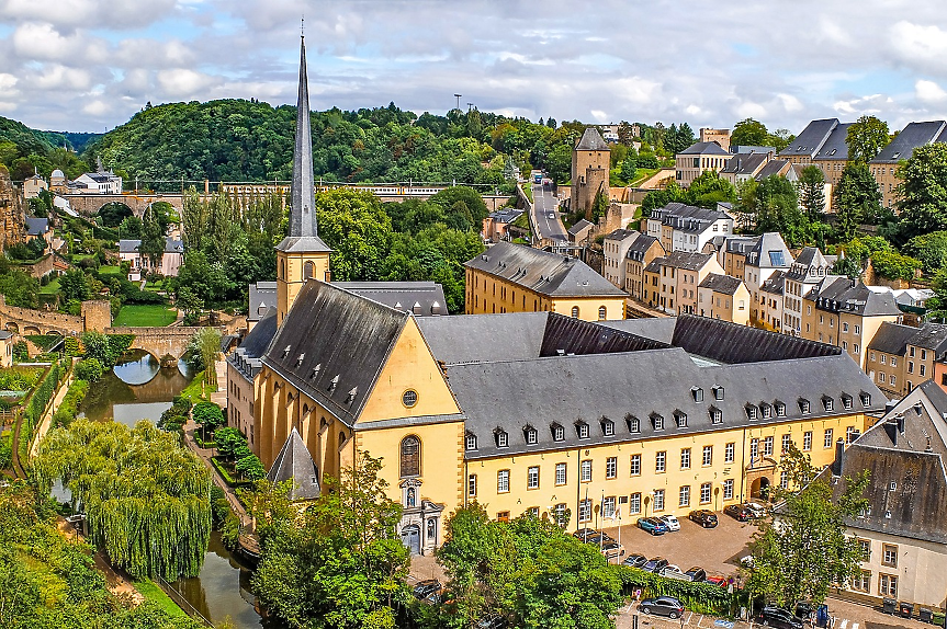 С население от 626 108 души и обща площ от 2 586 кв. км, Люксембург е седмата най-малка страна в Европа.