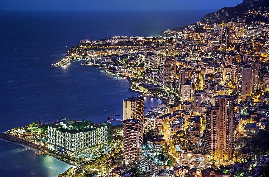 Градът-държава Монако е втората най-малка страна по територия в света. Княжеството е най-гъсто населената държава на Земята - 32 410 души живеят на площ от 2.02 кв. км.