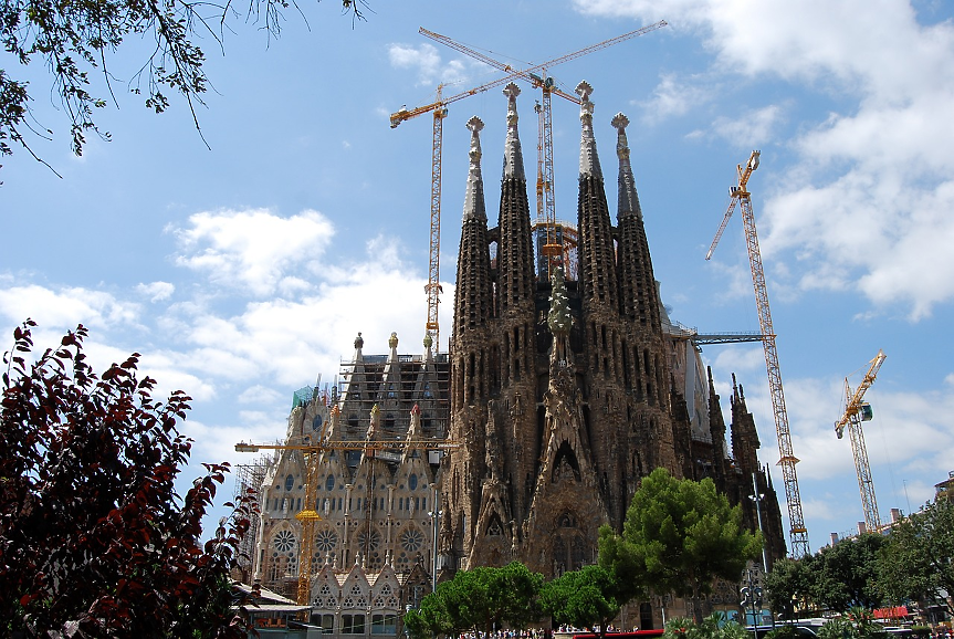 Най-известната фигура в Барселона – Антони Гауди, умира в нелеп инцидент. Докато работи върху най-новия си проект - La Sagrada Familia, архитектът си дава почивка и тръгва на ежедневната си разходка, по време на която е блъснат и убит от градски трамвай.