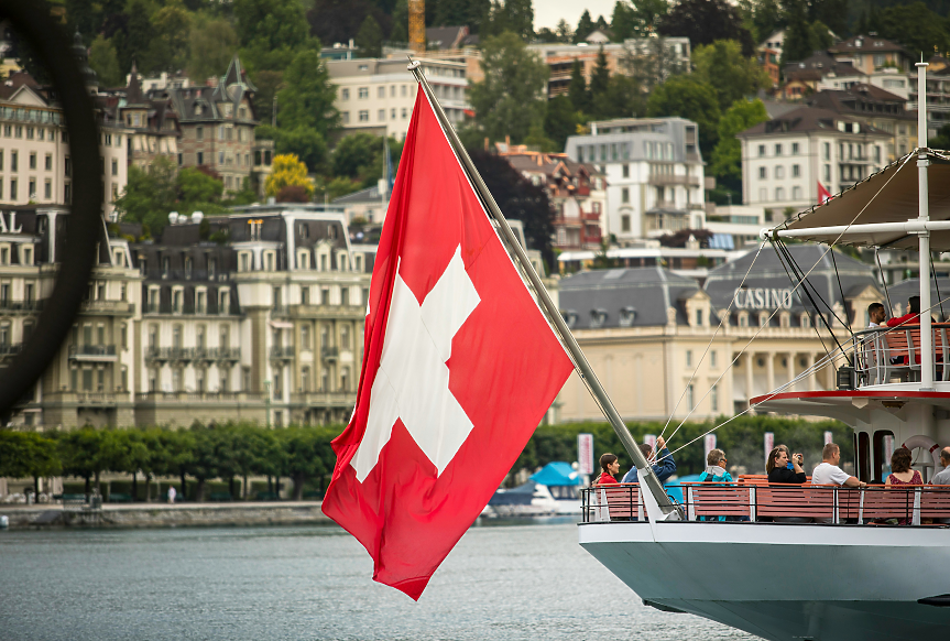 Централната банка на Швейцария изненадващо понижи основната си лихва