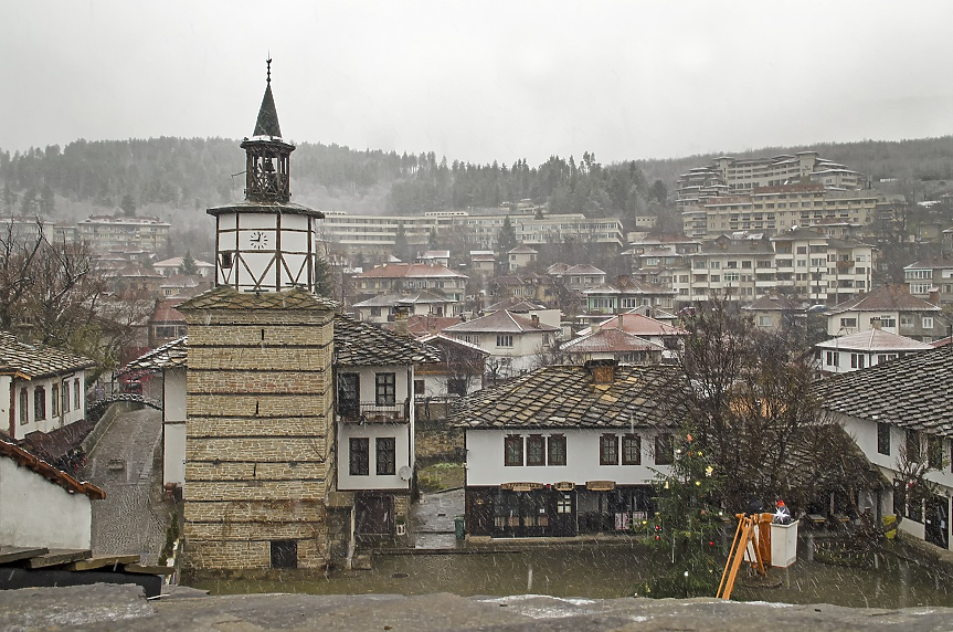 Площадът в Трявна с емблематичната за града часовникова кула е единственият в България изцяло съхранен архитектурен ансамбъл, показващ автентичния вид на градски площад от времето на Възраждането. 