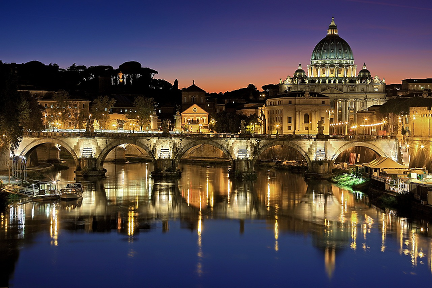 Държавата град Ватикан е най-малката суверенна държава в света както по площ, така и по население. Простира се на 0.44 кв. км, а жителите й са 842.