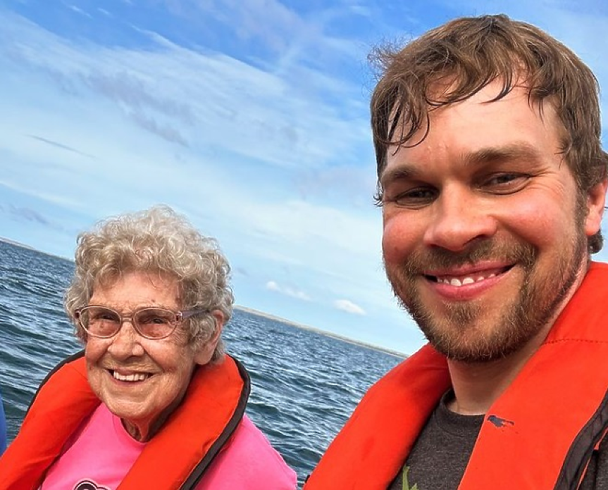 Историята на 94-годишната жена, която обикаля света с внука си 