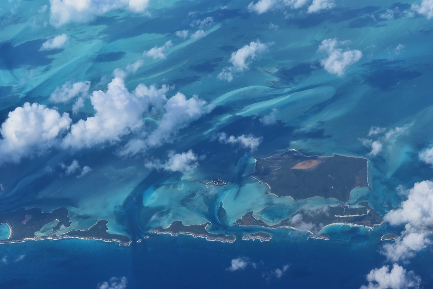 Островът с най-голяма концентрация на сини дупки в света