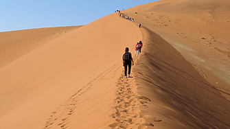 Туристи, позирали голи в пустинята Намиб, разгневиха местните