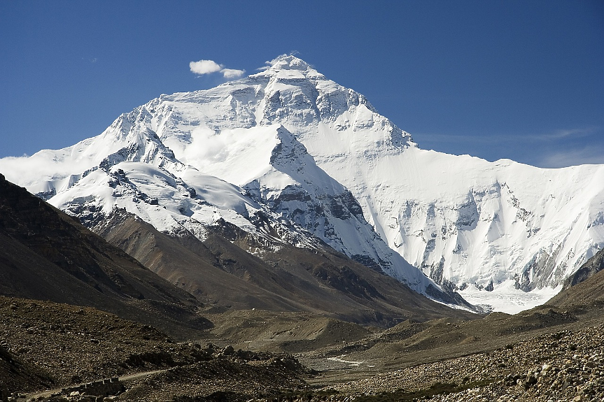 Непалец и британец счупиха рекордите си по успешни изкачвания на Еверест