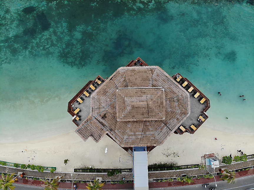 Защо курорти на Малдивите местят часовниците с час напред?