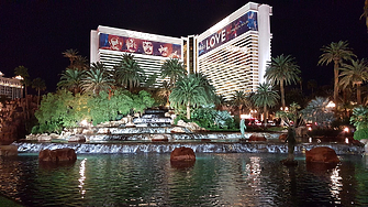 Емблематичният хотел Mirage в Лас Вегас затваря след 34 г.
