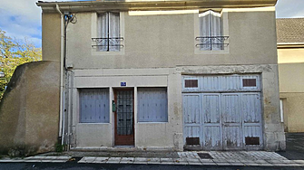 Френско градче продава къща за €1