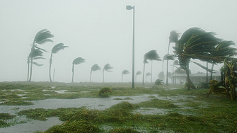 Ураганите вкарват Карибите в дългова спирала