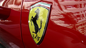 Ferrari приема сигнали от клиенти за фалшиви стоки с логото й
