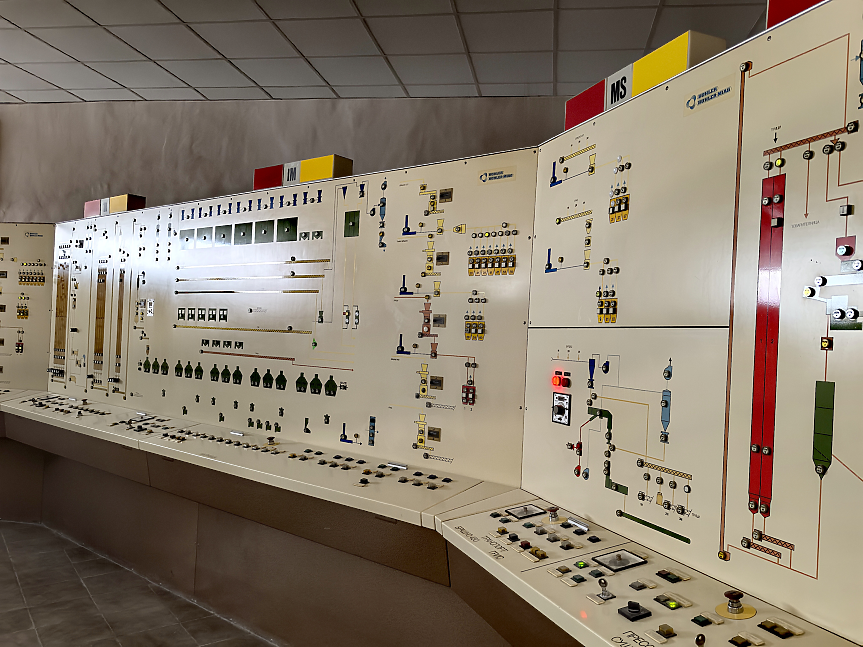 Старият пулт в контролната зала на мелницата, демонтиран преди десет години.