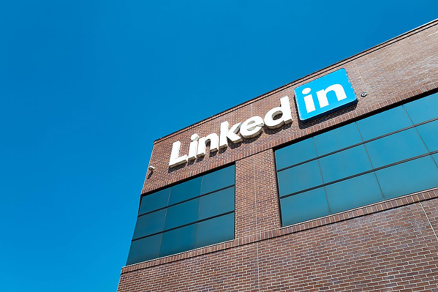 Съдят LinkedIn: Обучавал AI на базата на лични съобщения