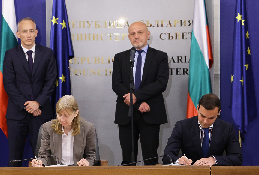 Вицепрезидентът на Световната банка за Европа и Централна Азия Антонела Басани и изпълнителият директор на ИАНМСП Бойко Таков подписват споразумението