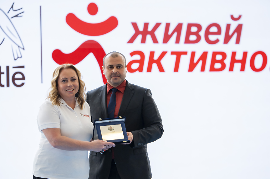Началникът на кабинета на министъра на младежта и спорта Росен Манасиев връчи на Нестле България специално отличие за инициативата