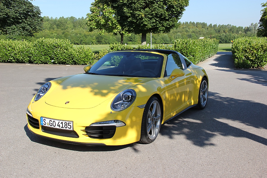 Малката европейска страна, пълна с богаташи: Ето къде се продава най-много Porsche