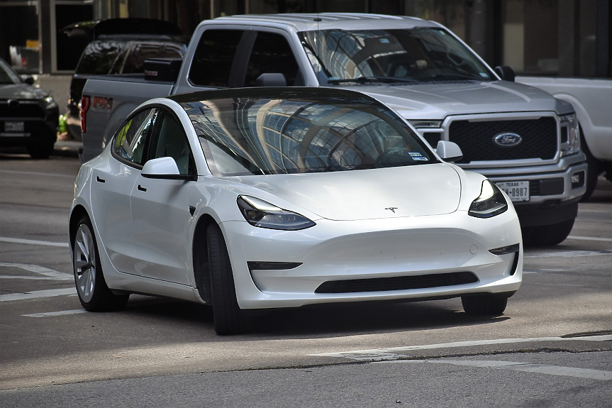 Германците купуват повече електромобили, но не и Tesla