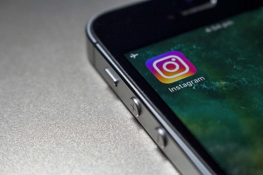 Художничка превръща публикациите на непознати в Instagram в портрети, които продава за хиляди