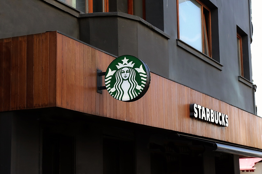 Starbucks връща корпоративните си служители по четири дни в седмицата в офиса