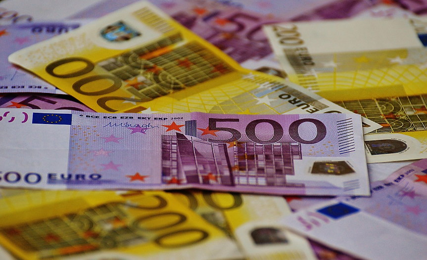 След заплахите на Тръмп за 30% мито за ЕС: Еврото поевтинява