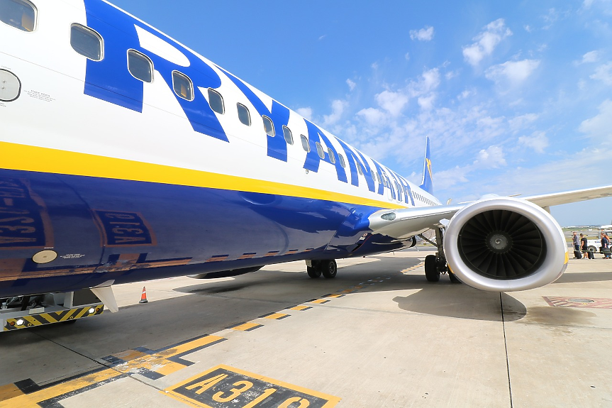 Самолет на Ryanair, летящ от Лондон до Гърция, се блъсна в ограда след кацане