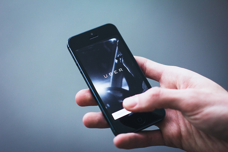 Uber инвестира $300 млн. в Lucid, пуска над 20 000 роботаксита