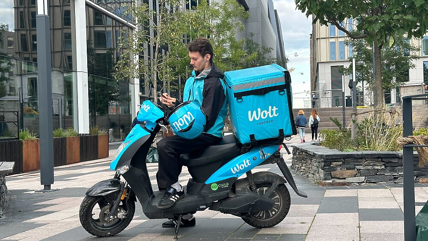 Доставчици на Wolt в съседна страна стачкуват – преди 6 месеца, взимали 20% повече