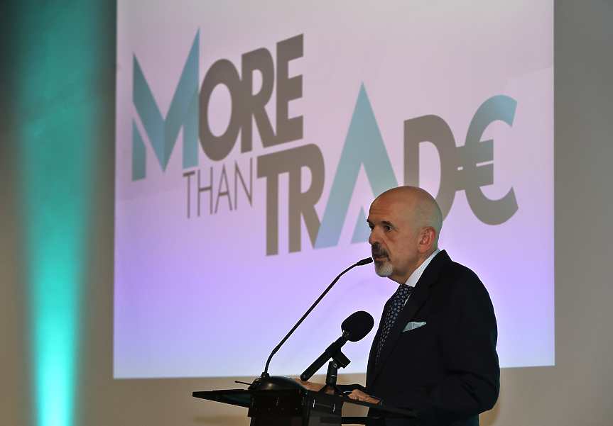 Близо 60 хил. души работят в големите търговски вериги у нас. Каква е средната заплата?