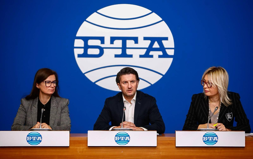 Министърът на туризма Мирослав Боршош, президентът на Европейската спа асоциация д-р Сийка Кацарова и председателят на Българската болнична асоциация Свилена Димитрова представят доклад за състоянието и потенциала на медицинския туризъм в България