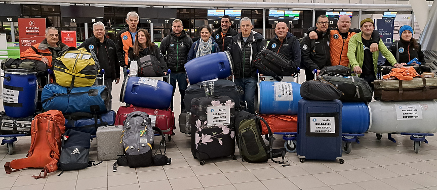 Защо учените носят бидони на Българската експедиция в Антарктида? 