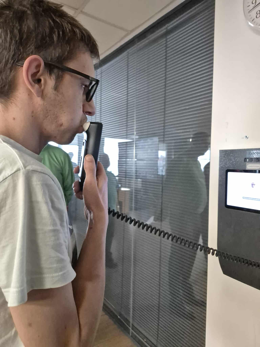 ЖП диспечерите у нас вече минават на дрегери за алкохол с лицево разпознаване преди и след дежурство; ©НКЖИ