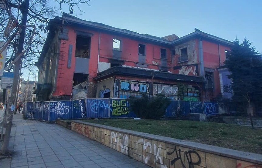 Започна мащабна реконструкция на фасадите на кино Възраждане в София