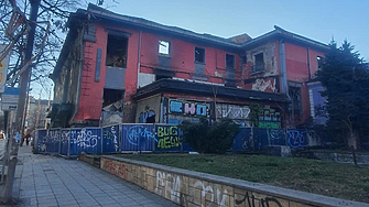 Започна мащабна реконструкция на фасадите на кино Възраждане в София