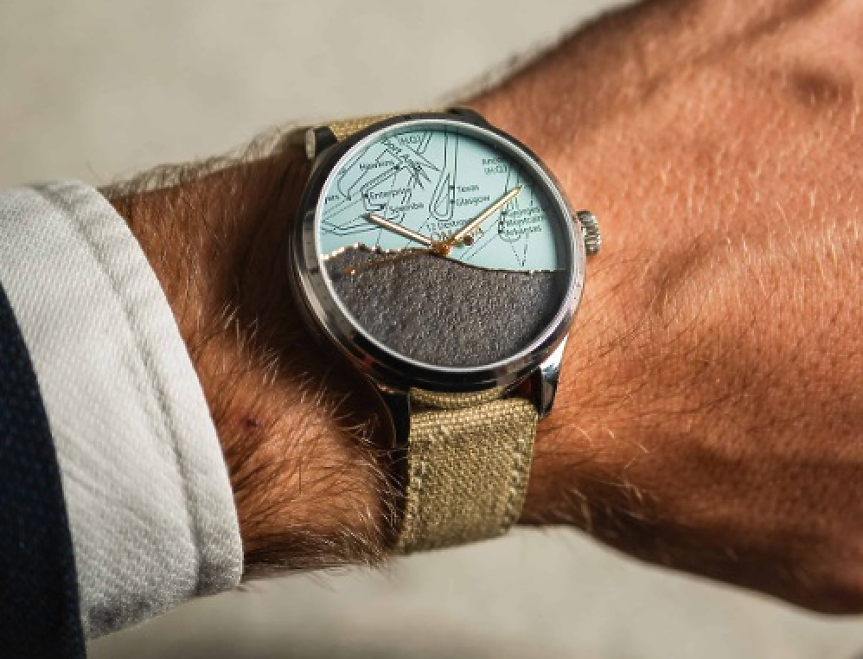 Историята на часовниците, направени от войнишки каски и плажен пясък 