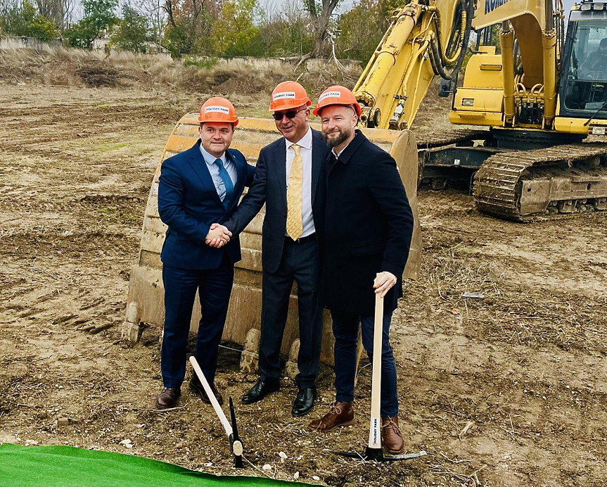 Първата копка беше направена от кмета на Русе Пенчо Милков, Тодор Белчев, председател на съвета на директорите на „Видеолукс Холдинг“, и Валтер Волф, главен оперативен директор на BILLA България; ©Община Русе