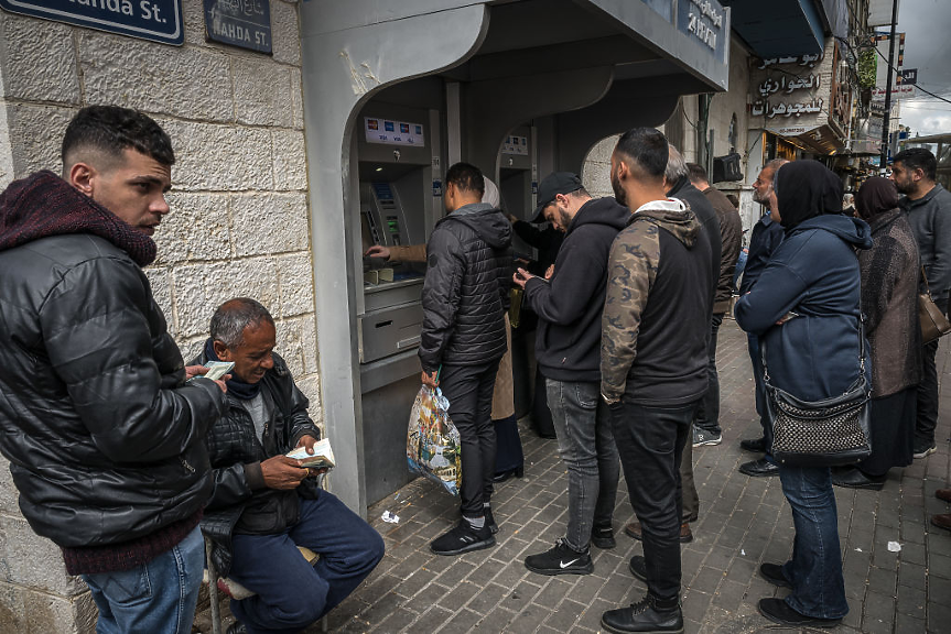 Огънят спря, но палестинците откриха, че в новоотворените банки няма пари