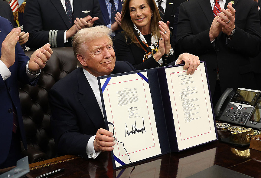 След рекордни 43 дни блокада: Щатското правителство отново работи