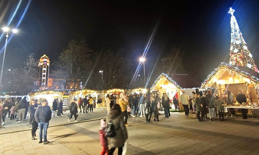 Коледно градче издигат в центъра на Плевен за празниците