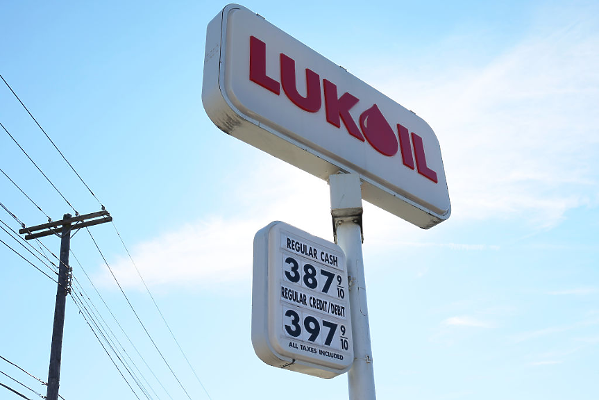 Лукойл е приела оферта за придобиване на чуждестранните ѝ активи