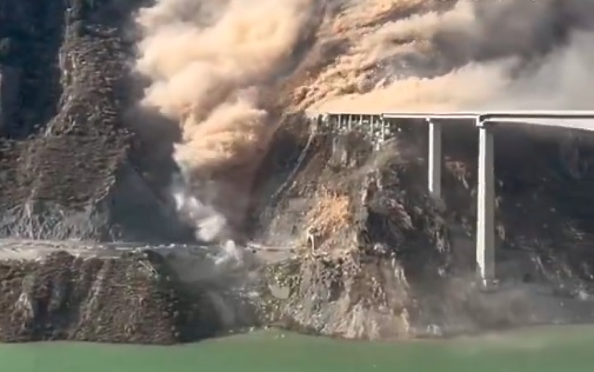 Открит през тази година мост в Китай се срути (ВИДЕО)