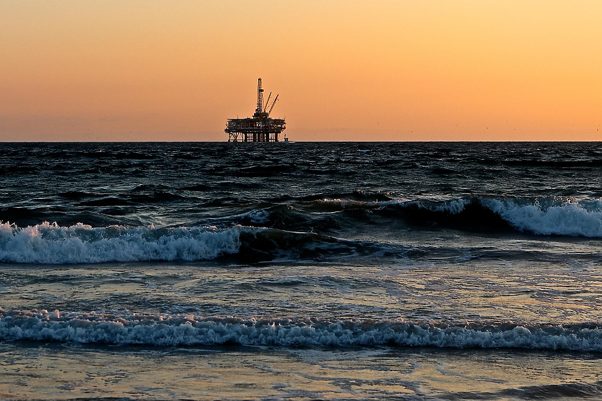 Заради щатските санкции за Роснефт и Лукойл: Петролът поскъпна